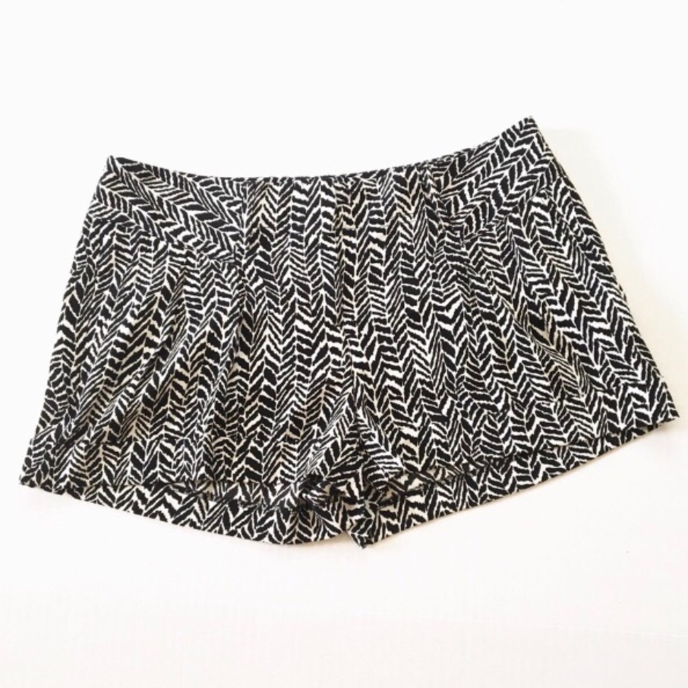 • Express pattern shorts sz 4